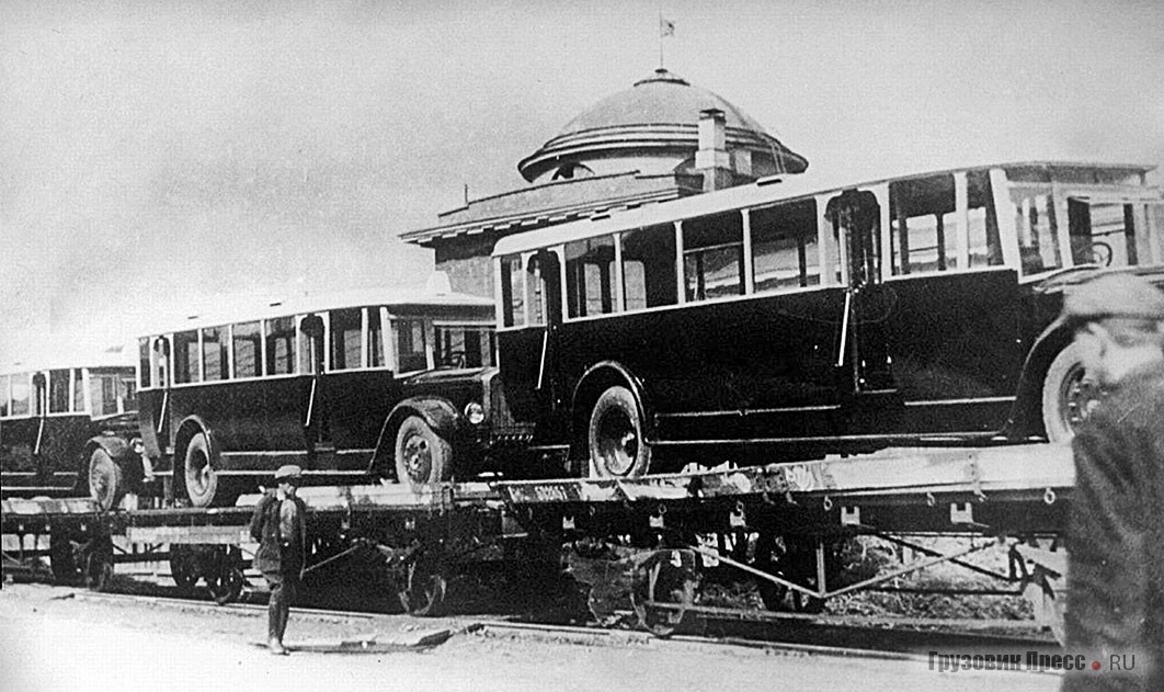 Отгрузка автобусов на низкорамных шасси Mercedes-Benz N 2/6 с советскими кузовами АМО. Москва, 1929 г.