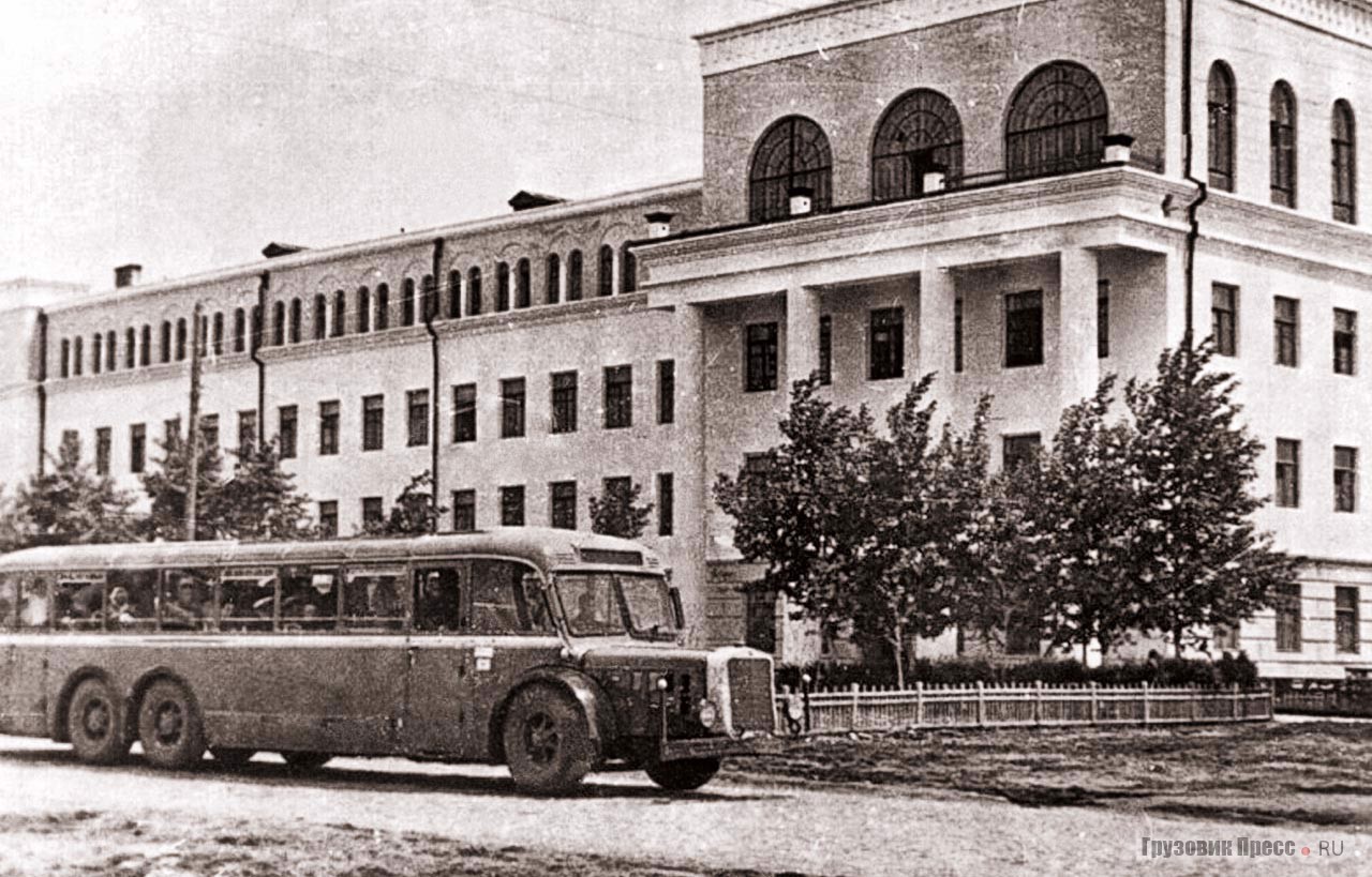 60-местный 12-метровый Mercedes-Benz O 10000. С 1937 по 1941 год построено всего 386 штук. Уцелевшие образцы оказались в городах СССР – Барнауле, Минске, Ростове и других. Снимок сделан в конце 1940-х в Хабаровске, у педагогического института. Автобус с трудом вписывался в перекрёстки – диаметр разворота 24 м!