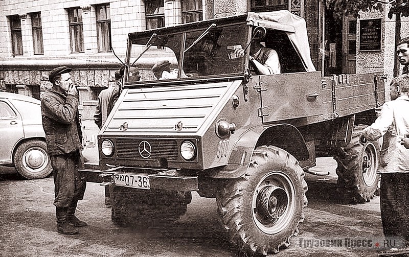 Unimog серии 411 в Киеве, 1950-е годы. Возможно, это самый первый Unimog, закупленный СССР. Всего до 1969 года концерн Daimler-Benz AG продал нам 604 легковые машины, 20 грузовиков, 14 «Унимогов» и семь автобусов