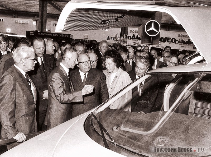 Стенд Mercedes-Benz на Франкфуртском автосалоне IAA 12 сентября 1969 года. Главный конструктор Daimler-Benz AG доктор Ганс Шеренбенг даёт пояснения министру А.М. Тарасову возле экспериментального спортивного купе C 111, которое в 1973 году привезут в Москву