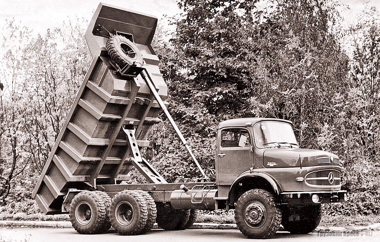 Карьерный самосвал Mercedes-Benz LAK 2624 (6x6) 36 грузоподъёмностью 14 т, своим ходом прибывший в НАМИ для изучения 22 сентября 1970 года. Стране самосвал обошёлся в 18 300 рублей
