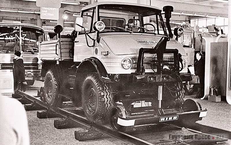 Дорожнорельсовая машина Unimog U84/406 Zweiweg с оборудованием фирмы Ries – один из самых необычных экспонатов выставки в Сокольниках