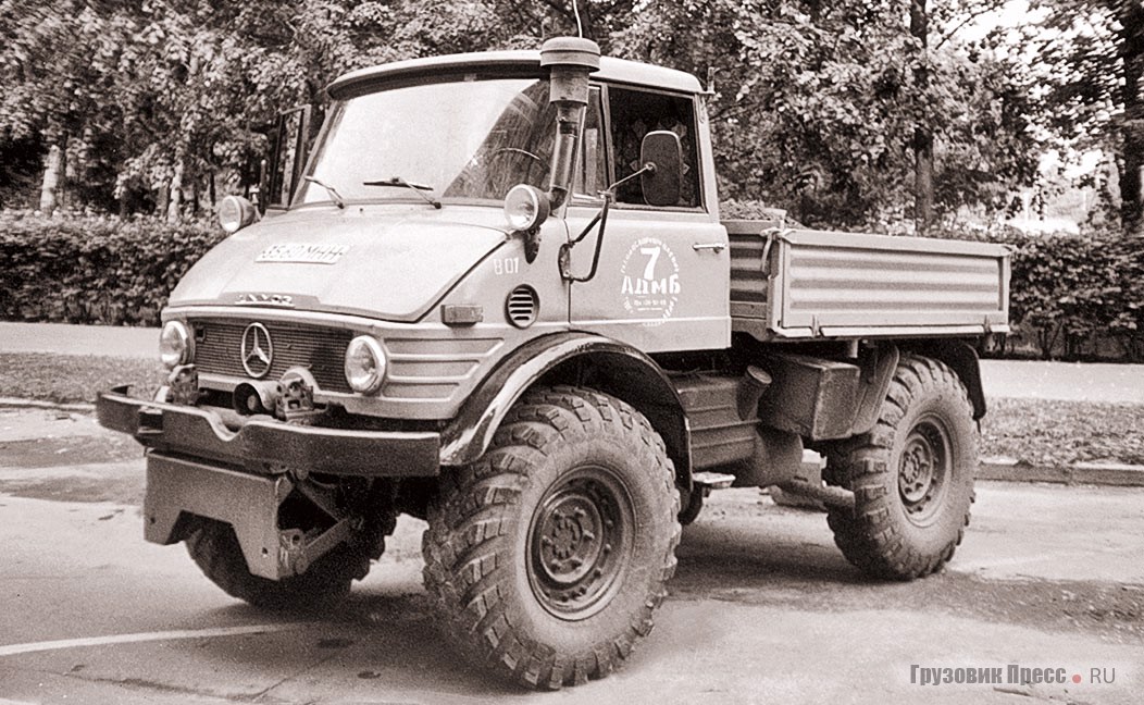Unimog семейства 406 с надстройкой и навесным оборудованием Schmidt использовали в коммунальном хозяйстве Москвы