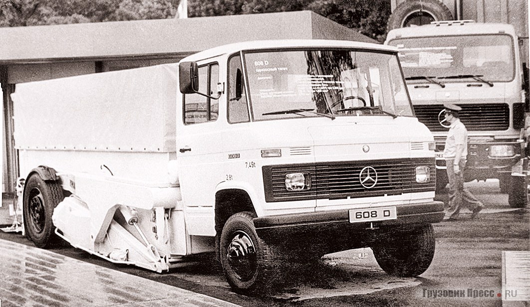 Выставка «Спецавтотранспорт-88» в парке «Сокольники», экспозиция Mercedes-Benz. Звездой стенда стал Niederflurhubwagen (автомобиль с низкорасположенной подъёмной платформой), изготовленный фирмой Ruthmann (Typ HD 875) с «приводной головой» (Triebkopf) от грузовика Mercedes-Benz LT 608 D