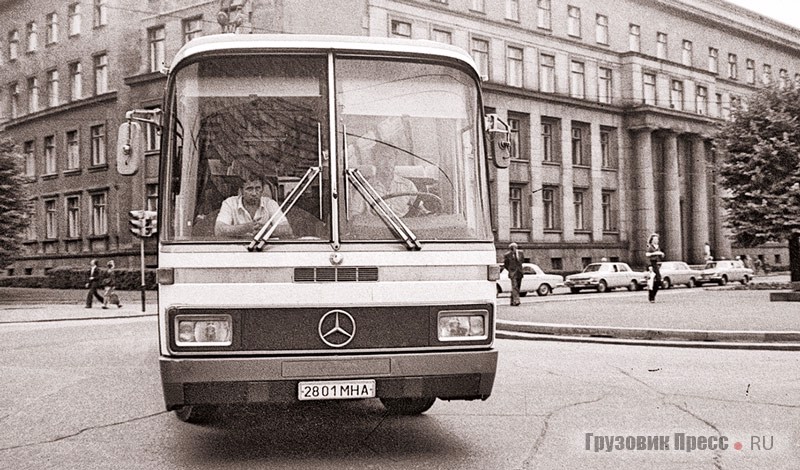 Mercedes-Benz O 303 туристического отделения «Совтрансавто». Такой автобус стоил $340 000. На эти деньги можно было приобрести три Ikarus 256 или 15 ЛАЗ-699Р