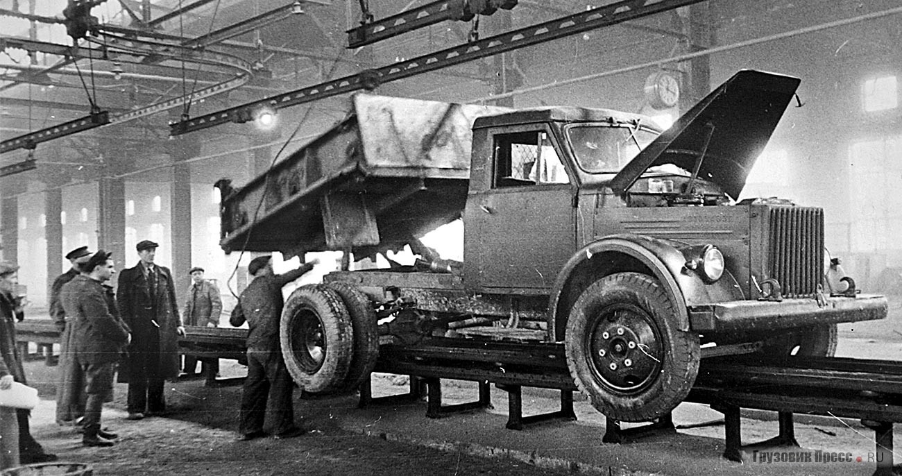 Сборка первых самосвалов ГАЗ-93 на ОдАЗе. 1948 г.