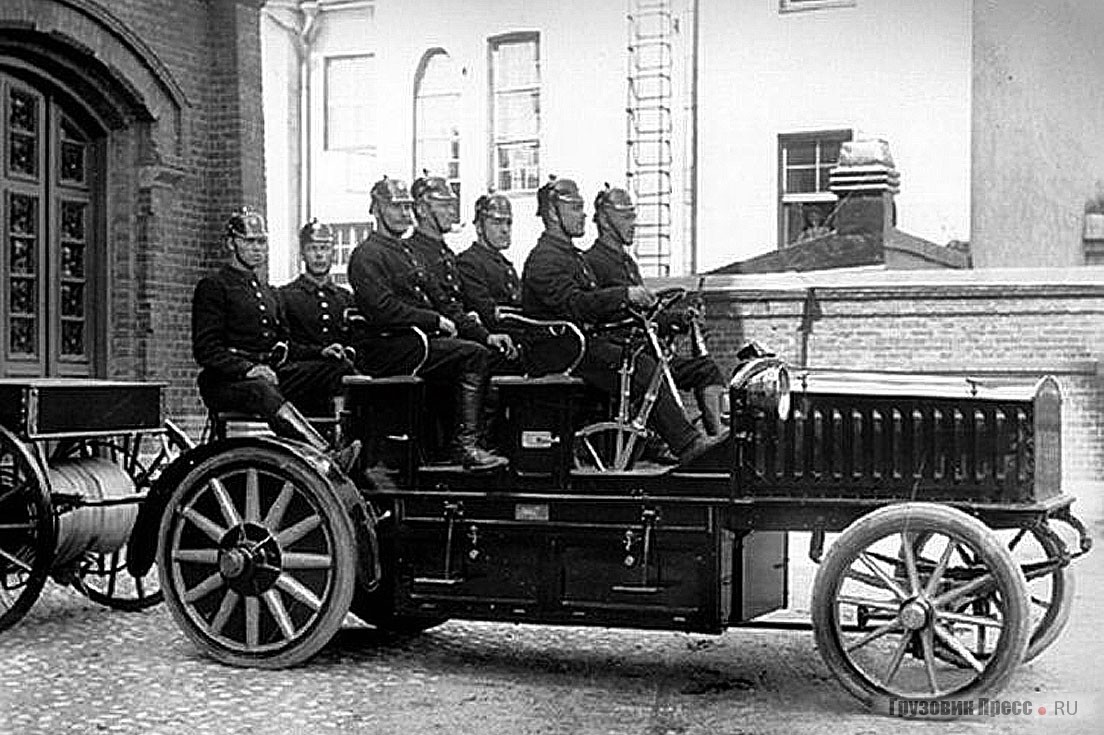 На службе пожарной охраны: электрический тягач Lloyd Elektrowagen в Гельсингфорсе в 1908 г. и линейка Lloyd 22/50 PS в Варшаве в 1917 г.