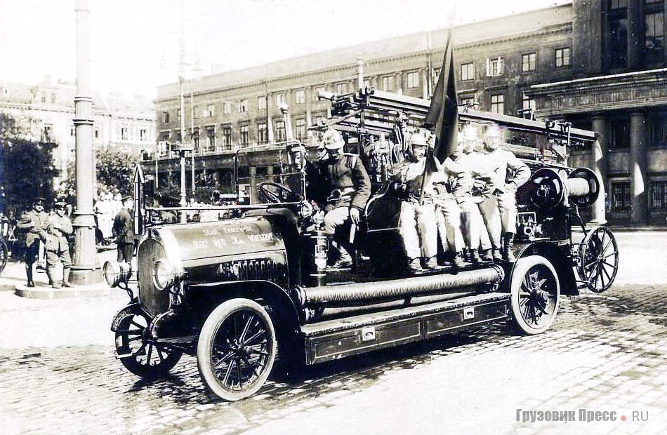 На службе пожарной охраны: электрический тягач Lloyd Elektrowagen в Гельсингфорсе в 1908 г. и линейка Lloyd 22/50 PS в Варшаве в 1917 г.