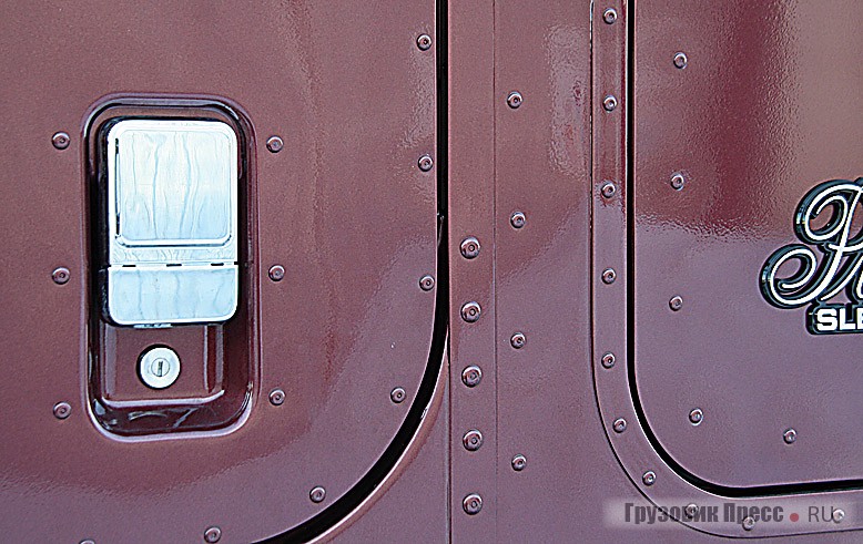 Особенность кабины из алюминиевого листа – большое количество заклепок