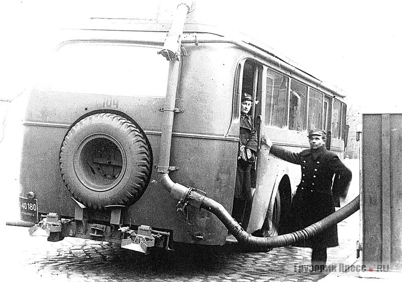 Газогенераторный автобус Büssing-NAG, работавший на светильном газе, во время немецкой оккупации. После войны автобус был переделан под бензин и работал до конца 1940-х годов