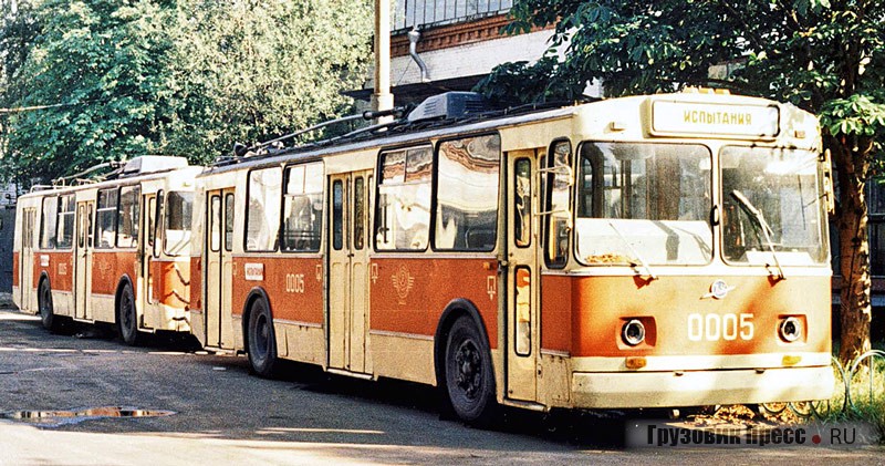 Опытный состав ЗИУ-682 в седьмом троллейбусном парке Москвы