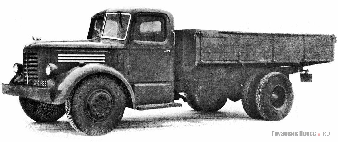Собранный в декабре 1944 г. первый образец ЯАЗ-200 с кабиной и крыльями от Mack стал несколько длиннее и получил иной передок, однако основа машины по сравнению с ЯГ-7 в основном не претерпела изменений
