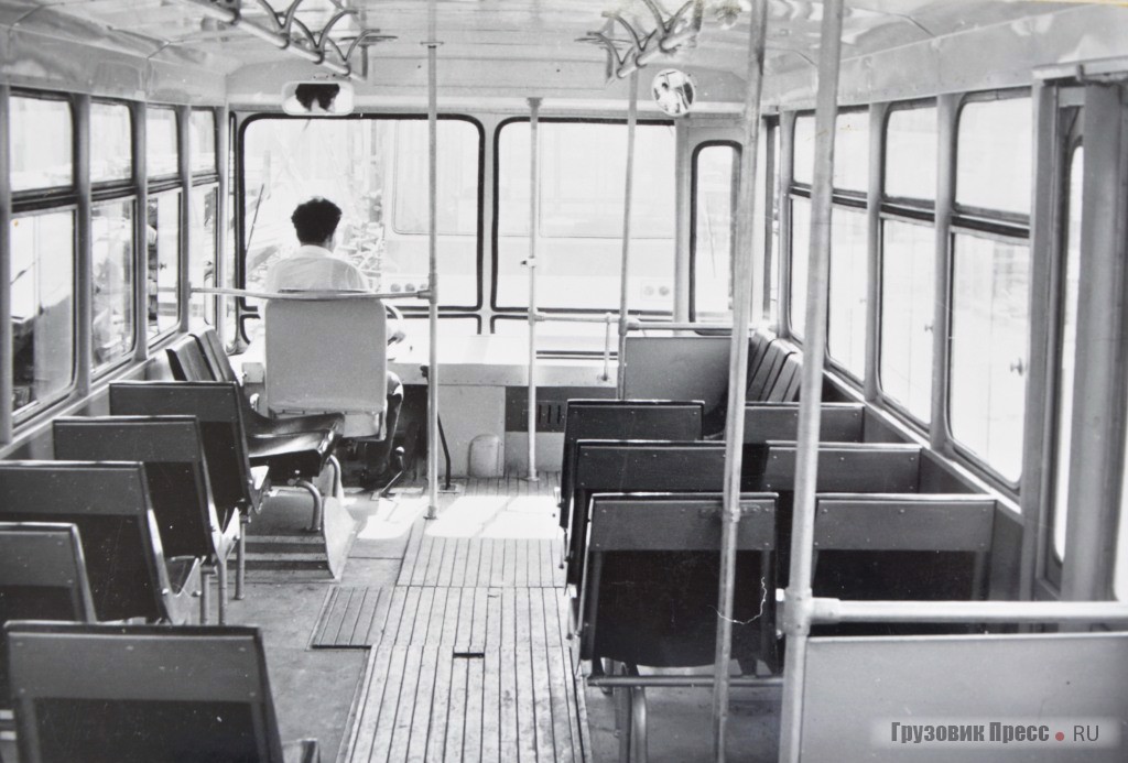 Салон автобуса на базе японского шасси /передняя часть/