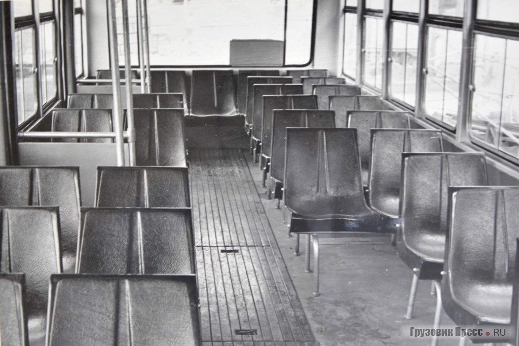 Салон автобуса на базе японского шасси /задняя часть/