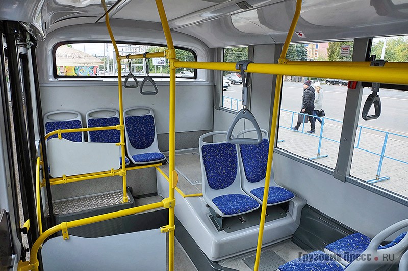 Салон троллейбуса УТТЗ-6241. Удивляет задняя площадка пассажирского салона над тяговым двигателем, случайно оставленная для багажа