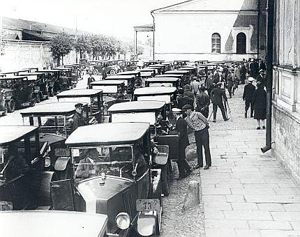 Таксомоторы Renault. Москва, 1926 г.