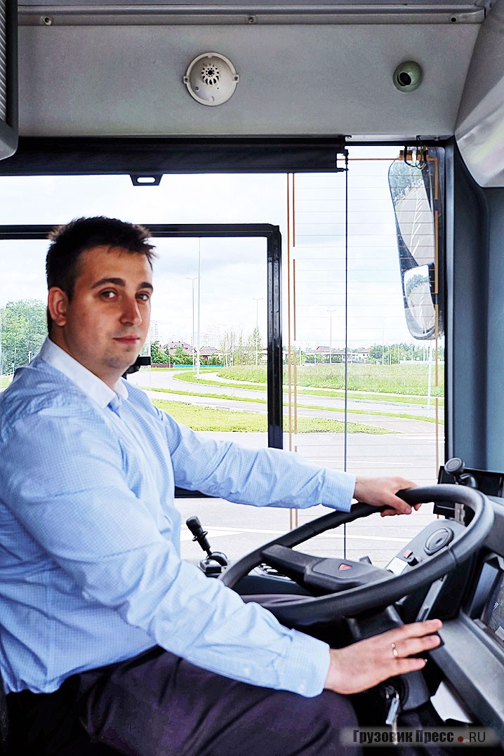 Проехать и прокомментировать камский электробус в качестве водителя согласился один из ведущих экспертов в вопросах электротранспорта Денис Фролов