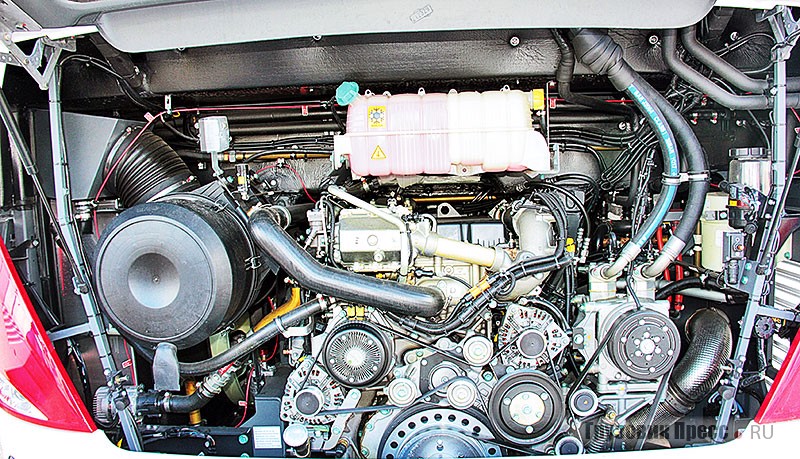 В моторном отсеке современный двигатель D2676 LOH, обратите внимание на чисто автобусную особенность – наличие сразу трёх генераторов и привод мощного компрессора климатической установки