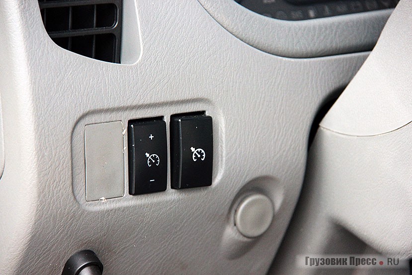 Необычно расположены и клавиши управления круиз-контролем – слева снизу, обычно их ищешь на рулевом колесе
