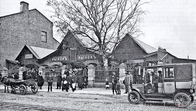 «Белый таксомотор» Charron 10/15 HP около Сампсониевского рынка. Петербург, 1913 г.
