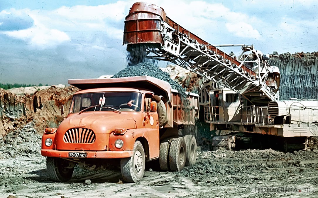 С 1968 г. в СССР стали поступать модернизированные Tatra 138S1 с кузовами большего объёма, воздухозаборниками и новыми зеркалами. Строительство комплекса защиты Ленинграда от наводнений. Лето 1979 г.