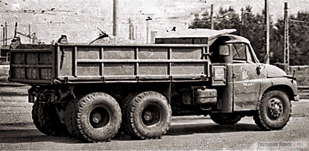 Видавшая виды Tatra 138S3 на «мазовской» резине 12,00-20 продолжает свою нелёгкую работу. Челябинск, 1973 г.