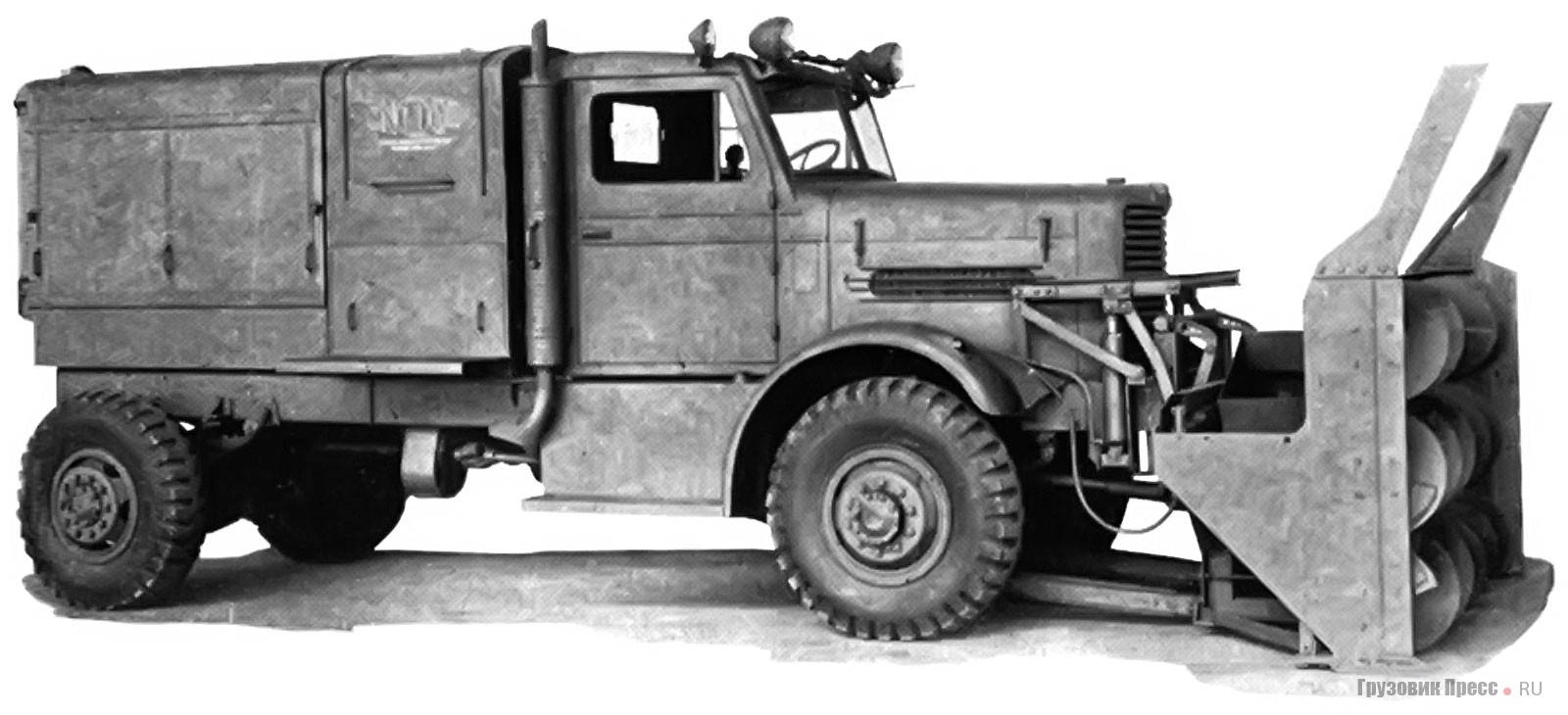 Снегоочиститель Snogo на шасси Oshkosh серии W-700, 1943 г.