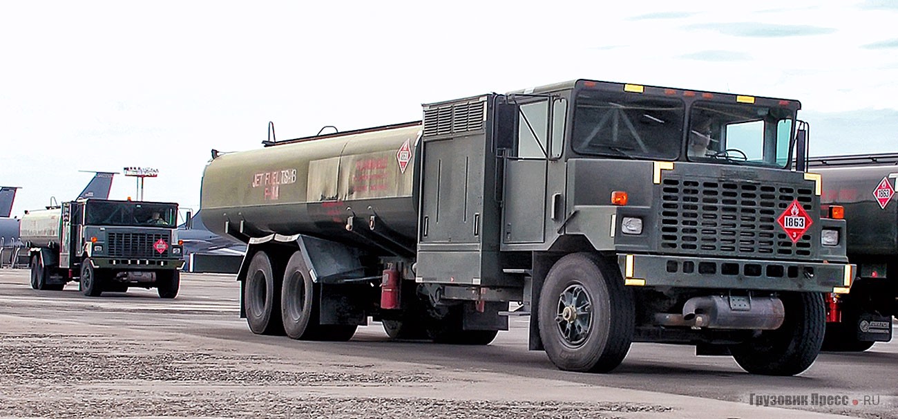 Топливозаправщики Oshkosh R-11 ВВС США в аэропорту Манас (Киргизия), 2009 г.