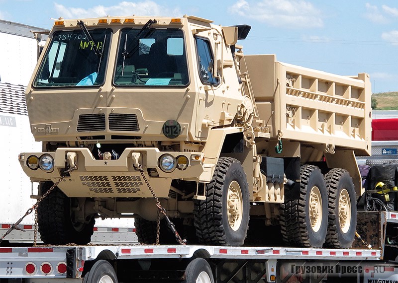 10-тонный самосвал M1157 A1P2 из семейства FMTV для армии США на пути к месту службы. Фото Ю. Гутича, 2012 г.