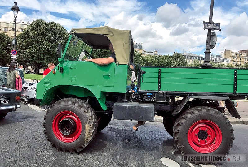 [b]Unimog 411c[/b] (предположительно 1967 г.в.) широко использовался в сельском хозяйстве, за что был освобождён от прохождения техосмотра