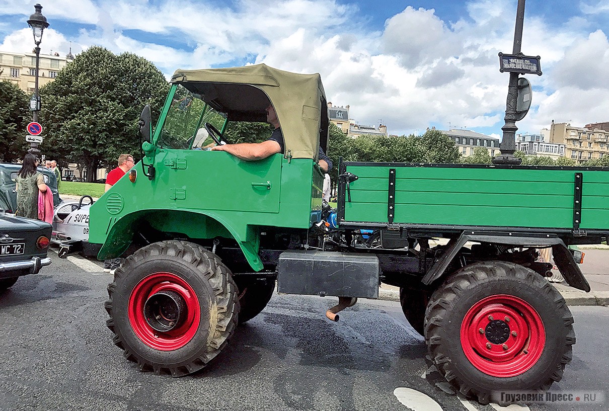[b]Unimog 411c[/b] (предположительно 1967 г.в.) широко использовался в сельском хозяйстве, за что был освобождён от прохождения техосмотра