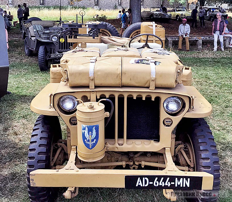 [b]Willys MB[/b] группы дальней разведки пустыни или Long Range Desert, подготовленный к действиям в пустыне. Он снабжён дополнительными канистрами с бензином и водой, а для улучшения охлаждения перед обрезанной облицовкой радиатора установлен расширительный бак