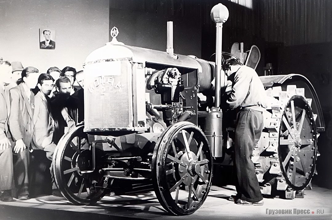 Первый болгарский трактор МОФАК на Международной ярмарке в Пловдиве, сентябрь 1949 г.