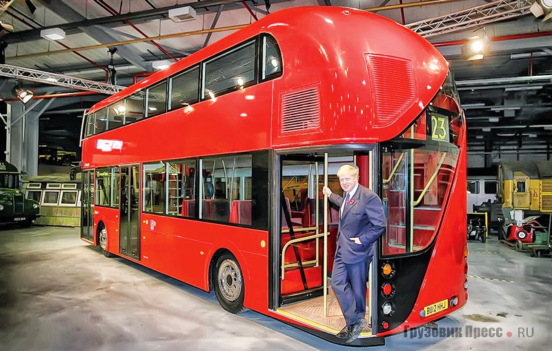 Новейший автобус для Лондона – Wright Routemaster. На его задней площадке позирует вдохновитель проекта, мэр Лондона Борис Джонсон