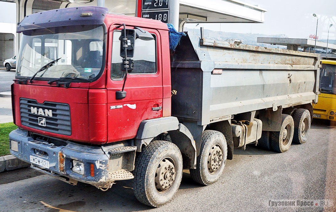 Яркий представитель местных самосвалов – MAN 35-414 с колёсной формулой 8х4  и… правым рулём!