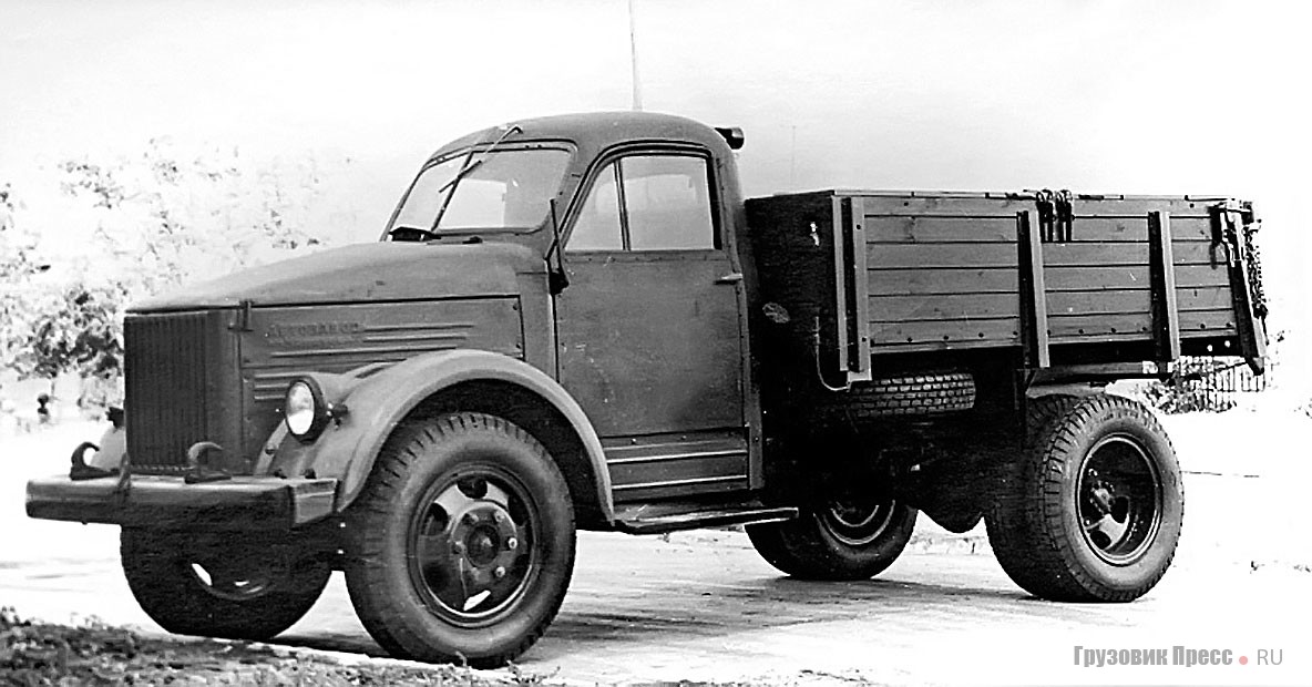 Серийно выпускавшийся самосвал ГАЗ-93Д производства ОдАЗ с опущенным и поднятым кузовом, заводские фото 1955 г.