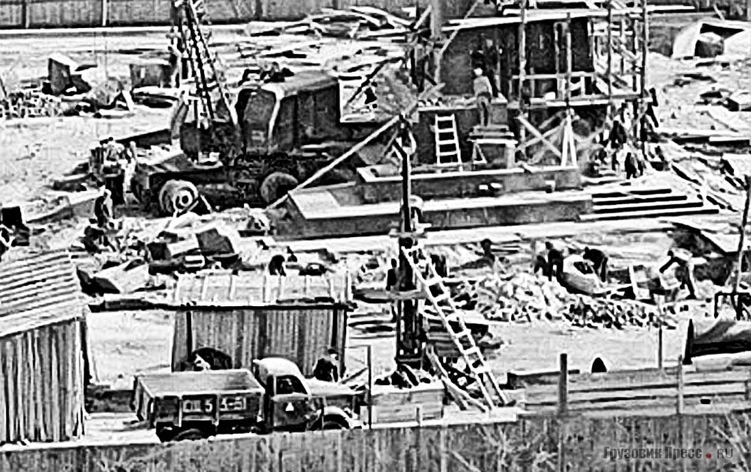 Редкий кадр: сельскохозяйственный самосвал ГАЗ-93Д (гос. № СЩ 53-31) в эксплуатации на строительной площадке в Волгограде, начало 1960-х