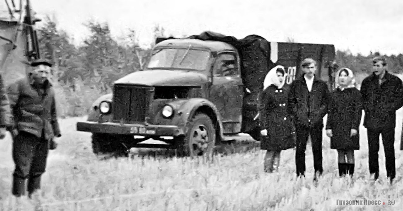 Некоторые алтайские самосвалы а-ля ГАЗ-93Д с деревянно-металлическими кузовами продолжали эксплуатироваться и позже. Экземпляр с цельнометаллической кабиной и надставленными бортами (гос. № 55-80 АЛК). Табунский район Алтайского края, 1972 г.