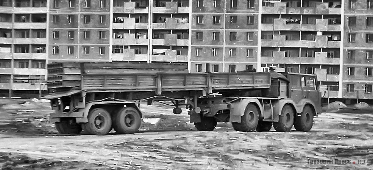 Экземпляр балластного тягача Tatra 813ТР 6х6, переоборудованный в «седельник», в паре с «камазовским» полуприцепом. Машина «обута» в «лапти» от КрАЗ-255 с переделкой колёсных дисков. Украина, г. Припять, 1985 г.