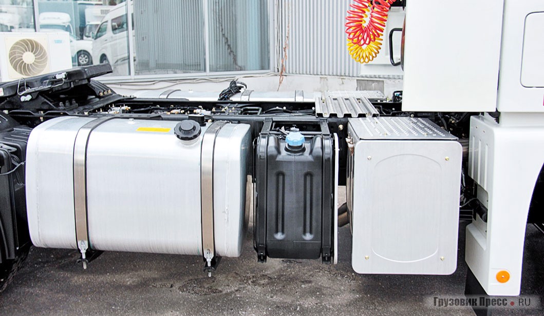 На тягаче Foton Auman EST Н5 4х2 установлены два топливных алюминиевых бака объёмом 490 и 350 л. Объём резервуара под AdBlue – 65 л