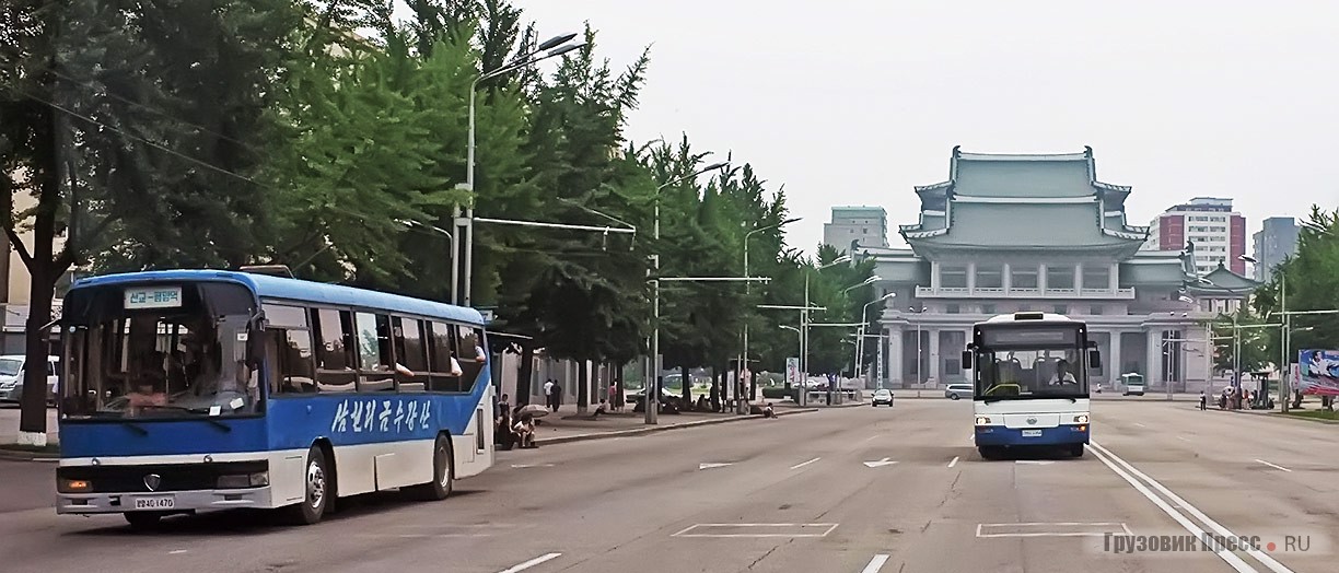 Китайские лайнеры в центре Пхеньяна вытеснили японский секонд-хенд. «Шкоды» и «Икарусы» не встретились в столице ни разу: за 25 лет напряжённой работы у них вышли все сроки эксплуатации