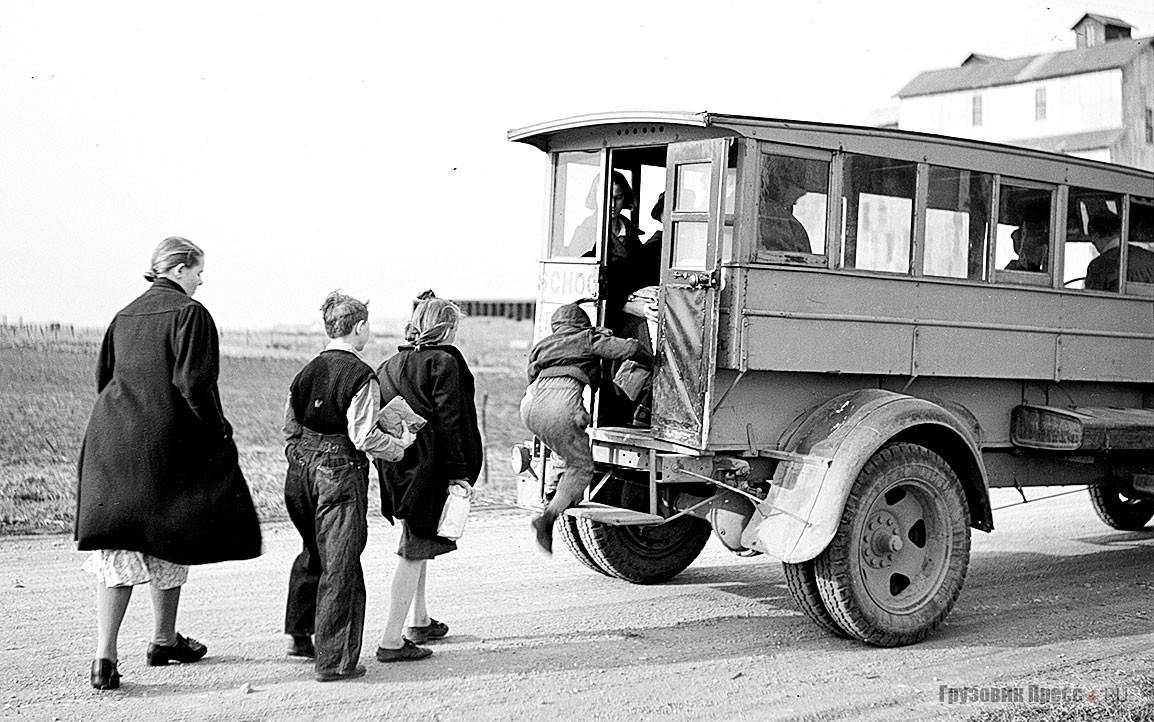 Фаулер (шт. Индиана, 1937 г.). Ученики карабкаются в школьный автобус с кузовом тонно. Существовало правило: манёвр задним ходом возле учебных учреждений разрешён только при полном отсутствии детей и в определённые часы!