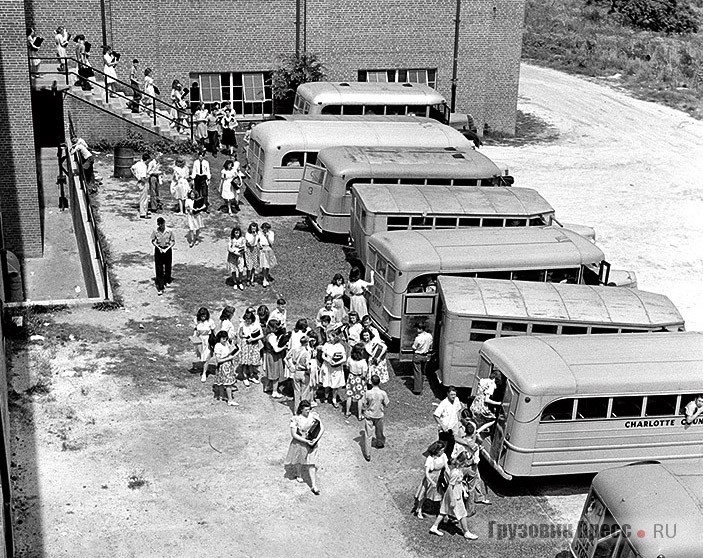 Школьные автобусы Кейсвилла (шт. Вирджиния) к началу 1940-х уже оборудованы попарными сиденьями, но рудиментный вход сзади остаётся приоритетным на тесных школьных дворах