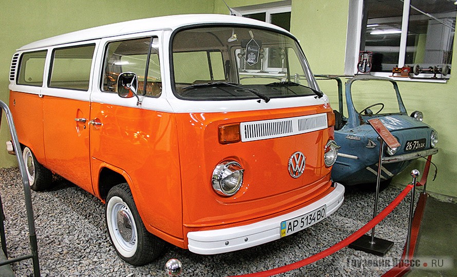 Достаточно распространённый микроавтобус Volkswagen T2 неизменно привлекает внимание многих посетителей музея. Вот, действительно, классика! На заднем плане – автомобиль-амфибия, разработанный в индивидуальном порядке выпускником ХАДИ и построенный на Заводе им. Малышева (г. Харьков)