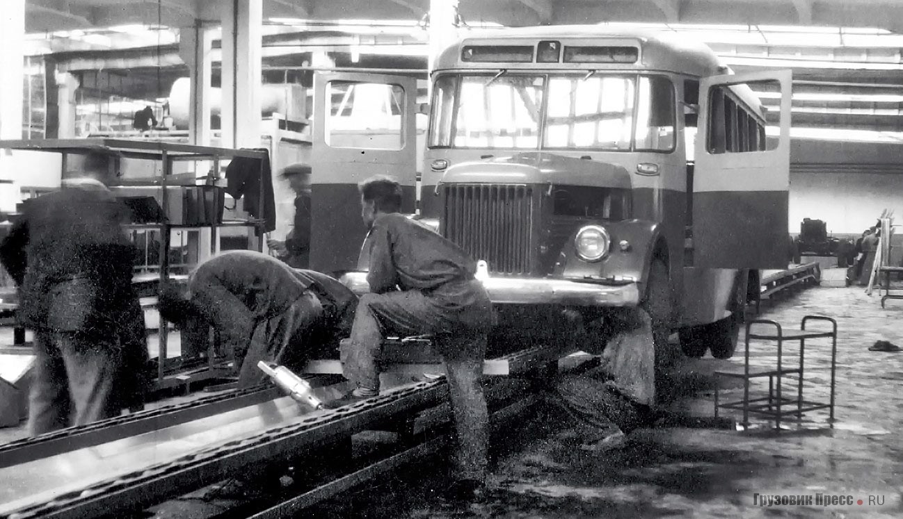 Сборка первого автобуса ГЗА-651. 13 августа 1952 года