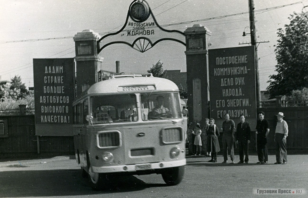 Автобус ПАЗ-672 выезжает из проходной, 1968 год