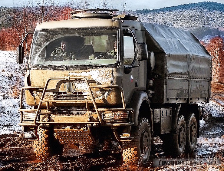 Грузовик Tatra 810-1R0R26 13 177 6x6.1R армии Чехии. Его кабина имеет бронированный пол, люк в крыше и турель для установки пулемёта