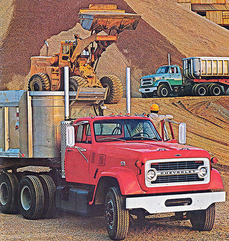 Chevrolet серии M90, 1970 г. На заднем плане – тягач серии J90