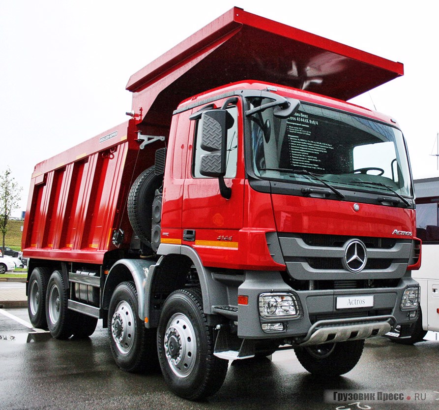 Карьерный самосвал СИАЗ 959602 на шасси Actros 4144AK 8х8