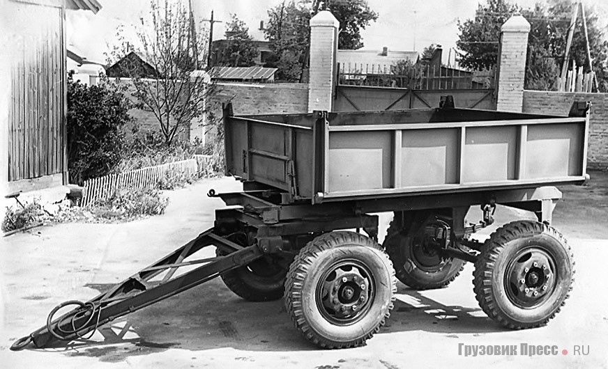 Самосвальный прицеп Т-165 с боковой разгрузкой, рассчитанный для работы с сасмосвалами ЗИЛ-585, КАЗ-600 и ЗИЛ-ММЗ-555, 1967 г.